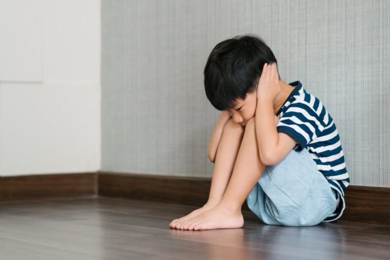 Sobrecarga sensorial em crianças com autismo: como lidar?