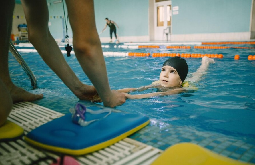 Blog do Amigo Panda | Mergulhe nos benefícios da natação para crianças com TDAH