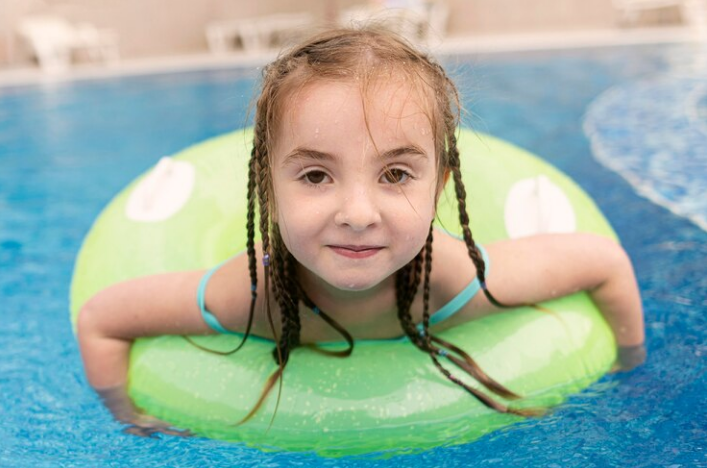 Mergulhe nos benefícios da natação para crianças com TDAH