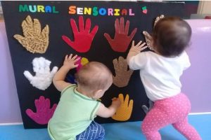 crianças realizando atividade sensorial